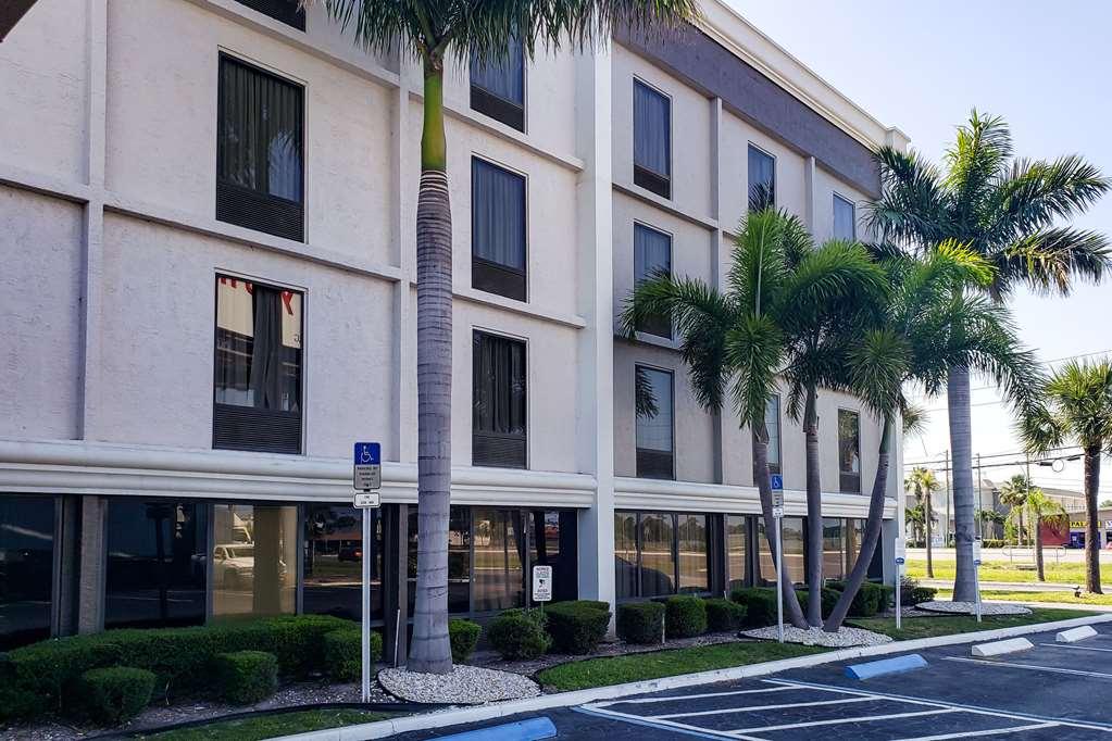 Comfort Inn & Suites St Pete - Clearwater International Airport Екстериор снимка