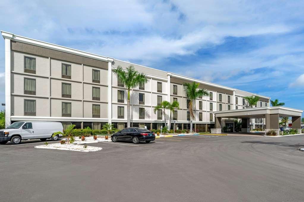 Comfort Inn & Suites St Pete - Clearwater International Airport Екстериор снимка