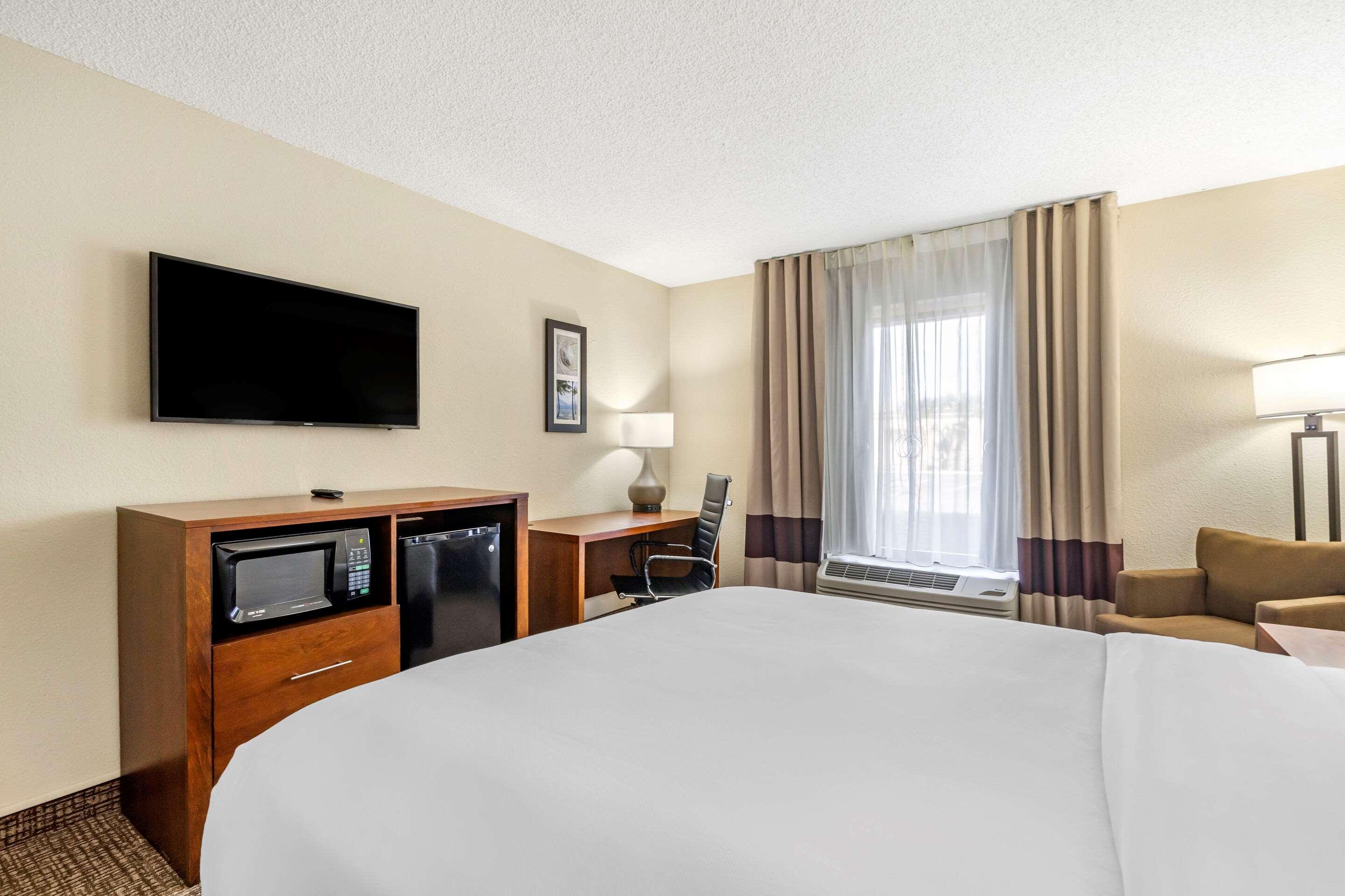 Comfort Inn & Suites St Pete - Clearwater International Airport Екстериор снимка