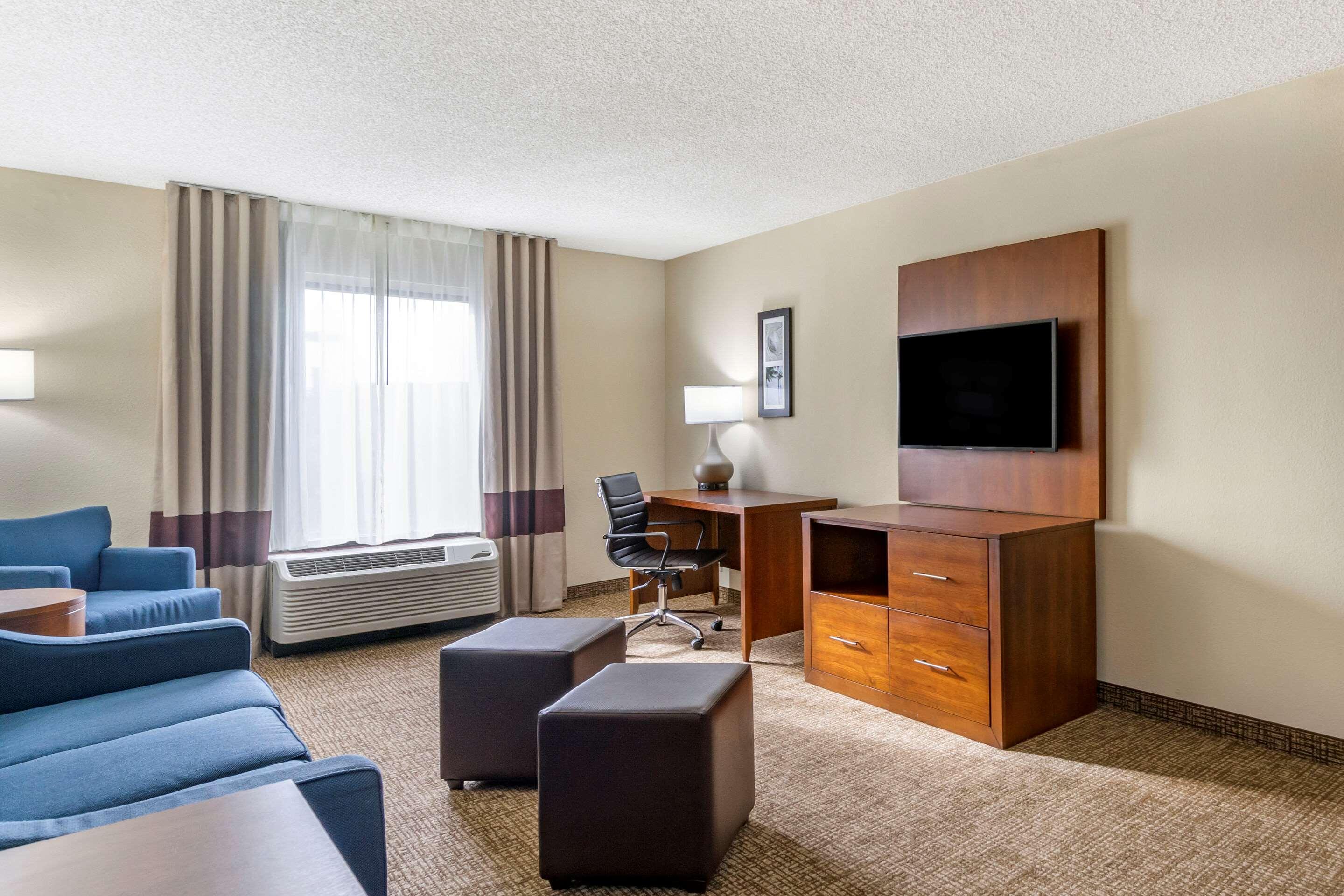 Comfort Inn & Suites St Pete - Clearwater International Airport Екстериор снимка