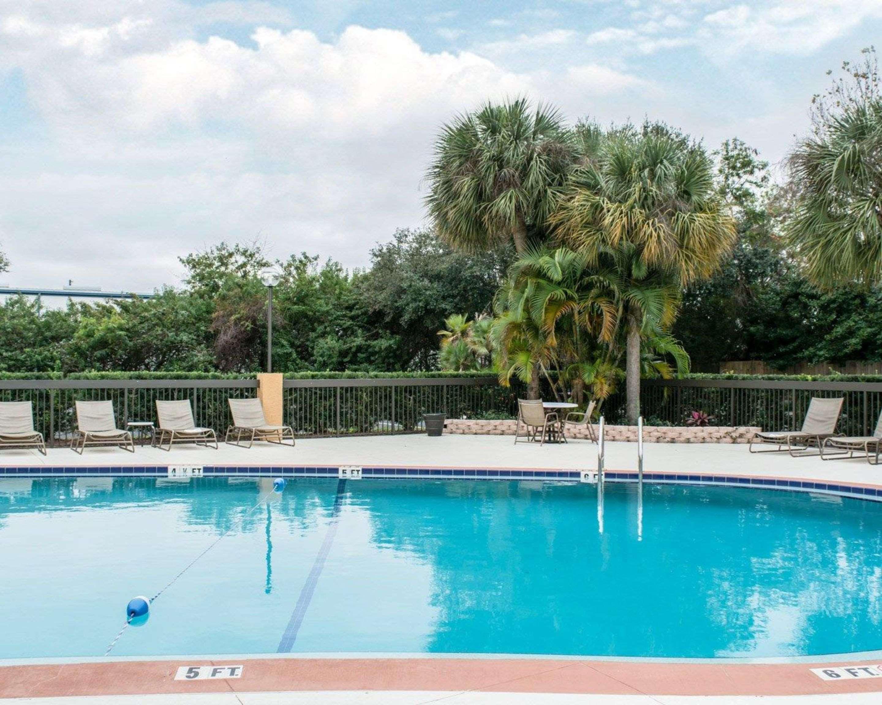 Comfort Inn & Suites St Pete - Clearwater International Airport Екстериор снимка
