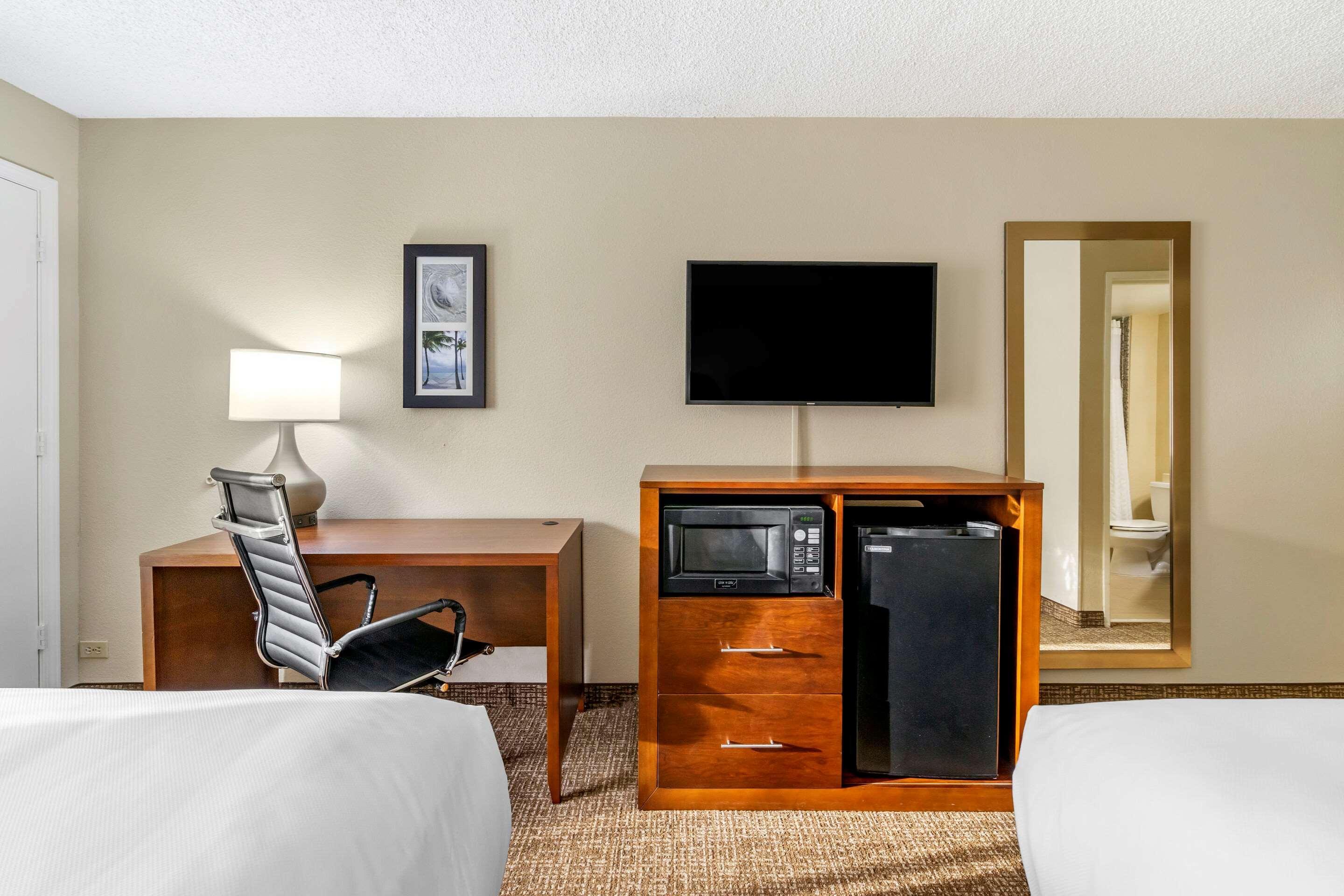 Comfort Inn & Suites St Pete - Clearwater International Airport Екстериор снимка