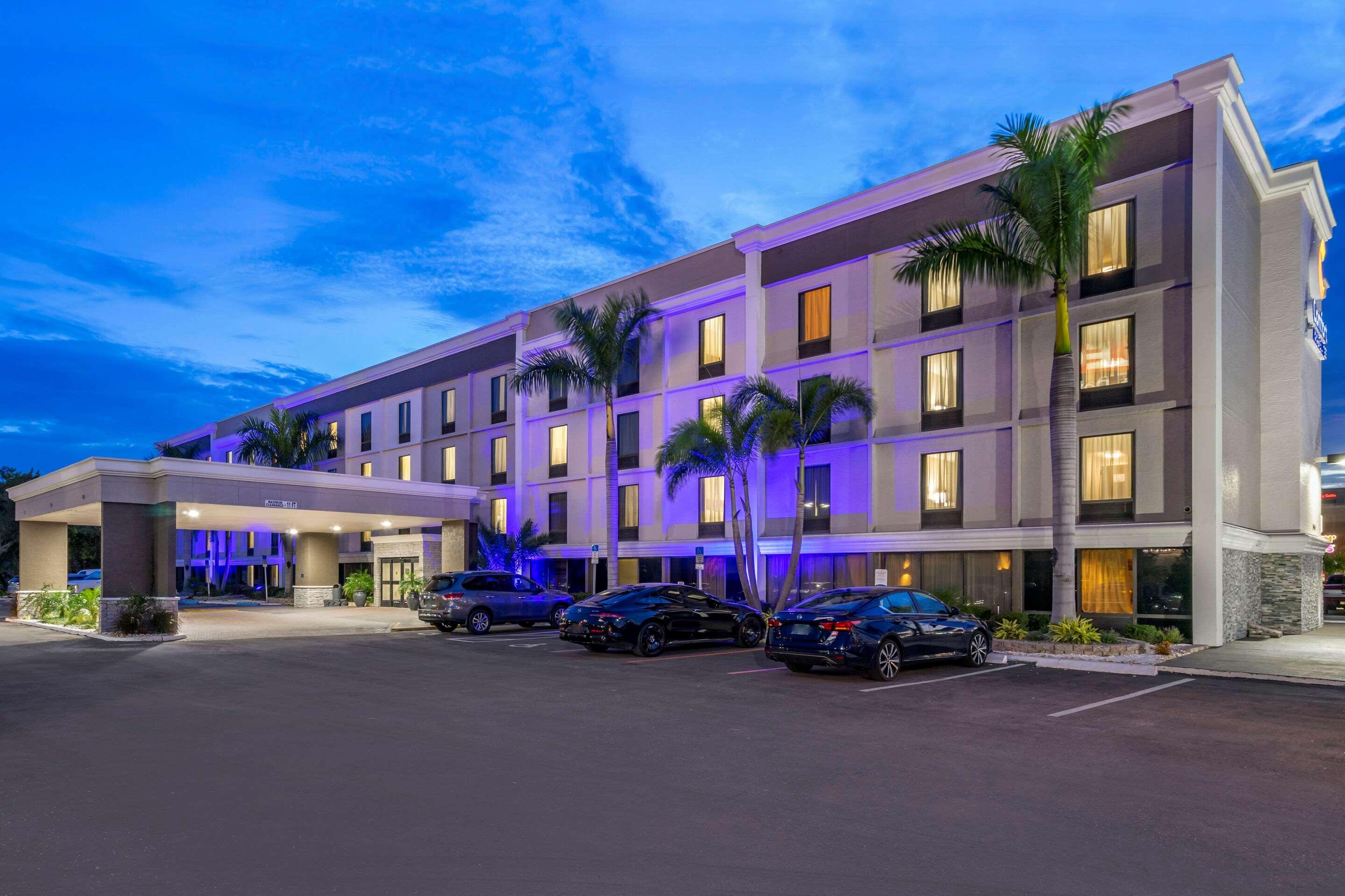 Comfort Inn & Suites St Pete - Clearwater International Airport Екстериор снимка