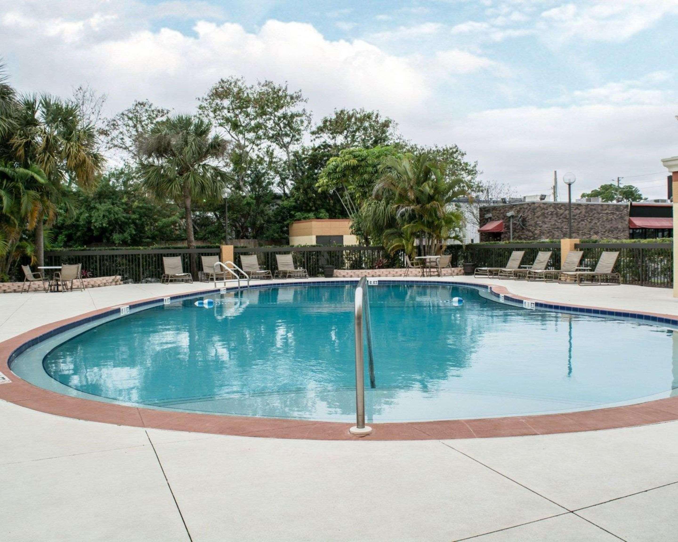 Comfort Inn & Suites St Pete - Clearwater International Airport Екстериор снимка