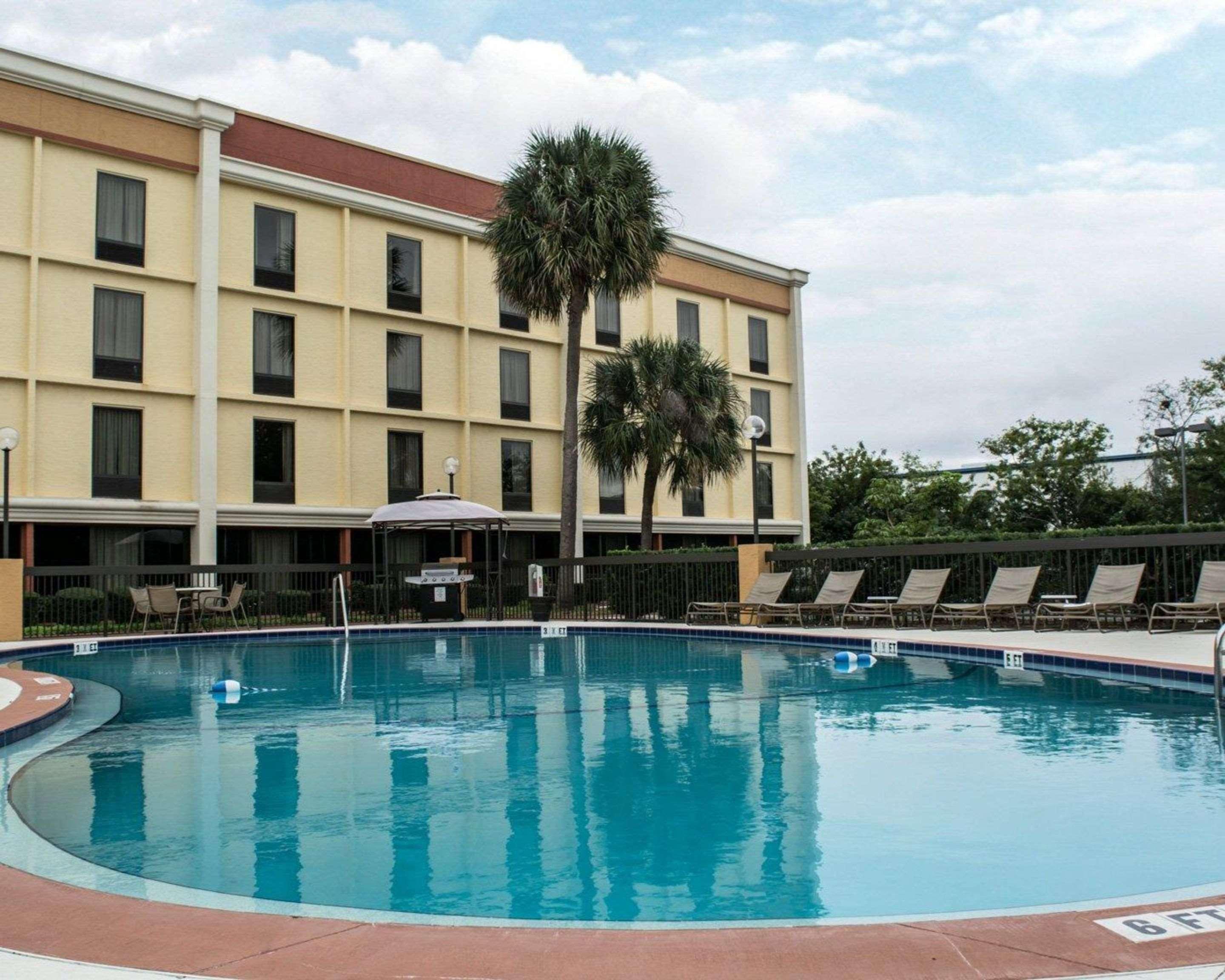 Comfort Inn & Suites St Pete - Clearwater International Airport Екстериор снимка
