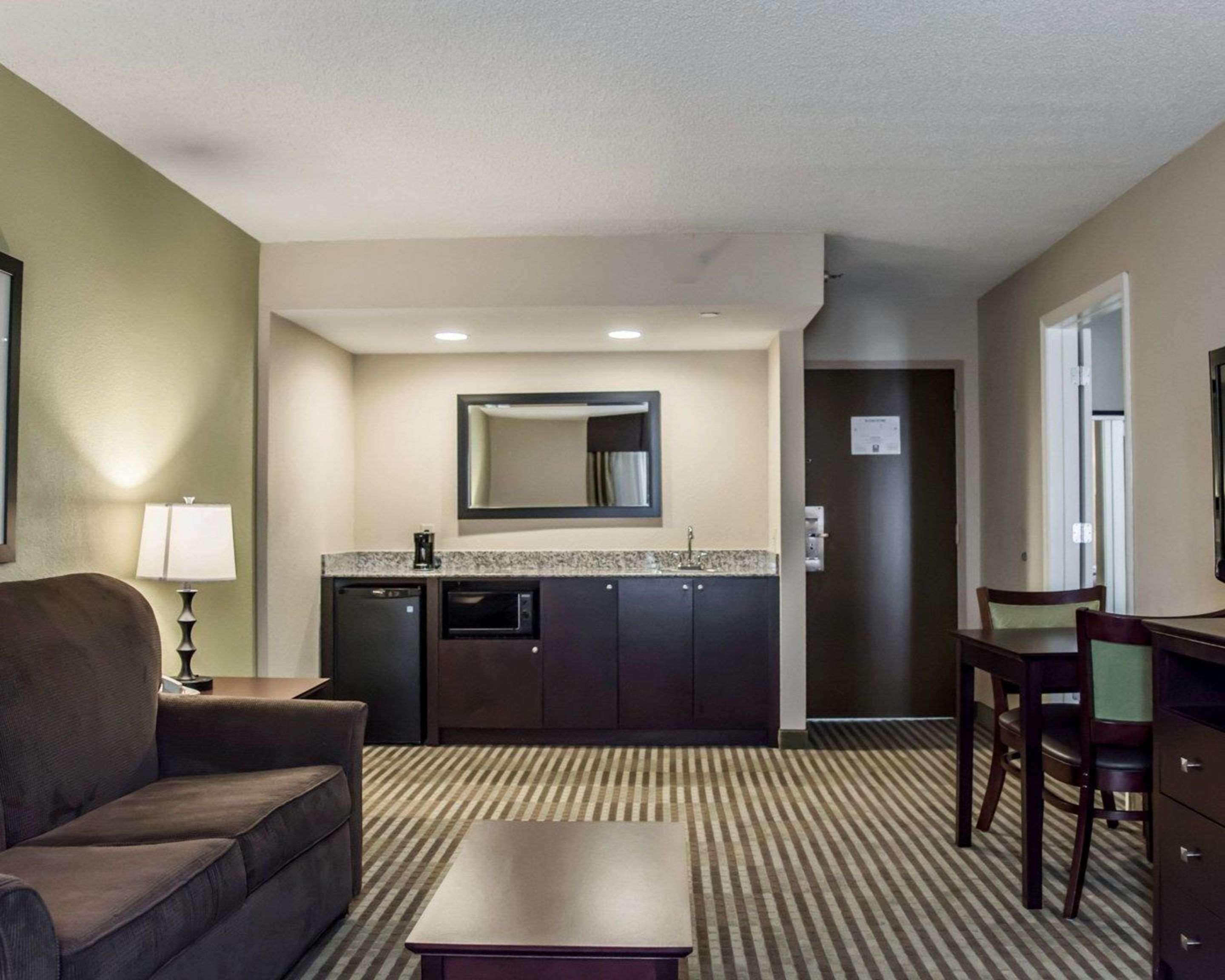 Comfort Inn & Suites St Pete - Clearwater International Airport Екстериор снимка