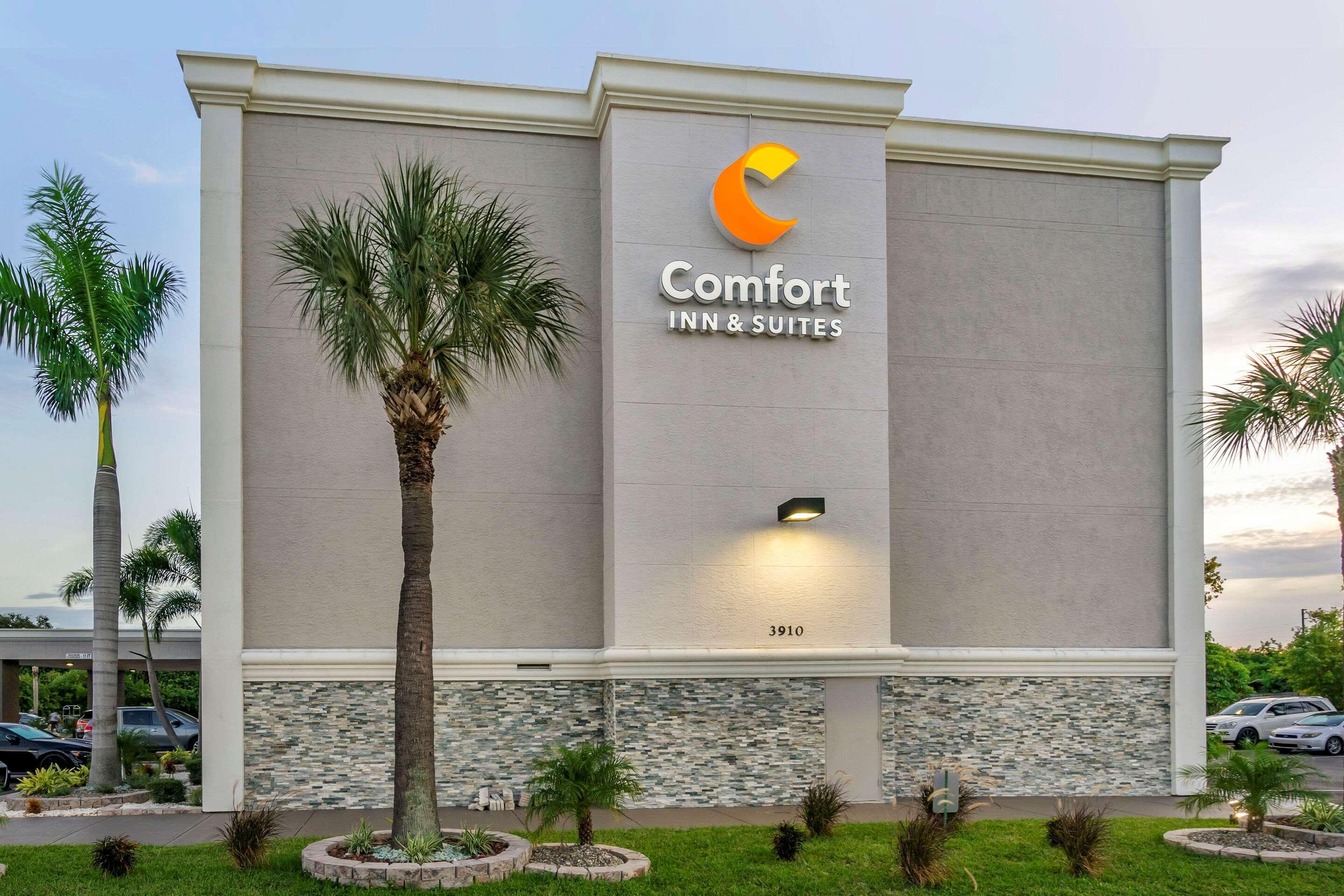 Comfort Inn & Suites St Pete - Clearwater International Airport Екстериор снимка