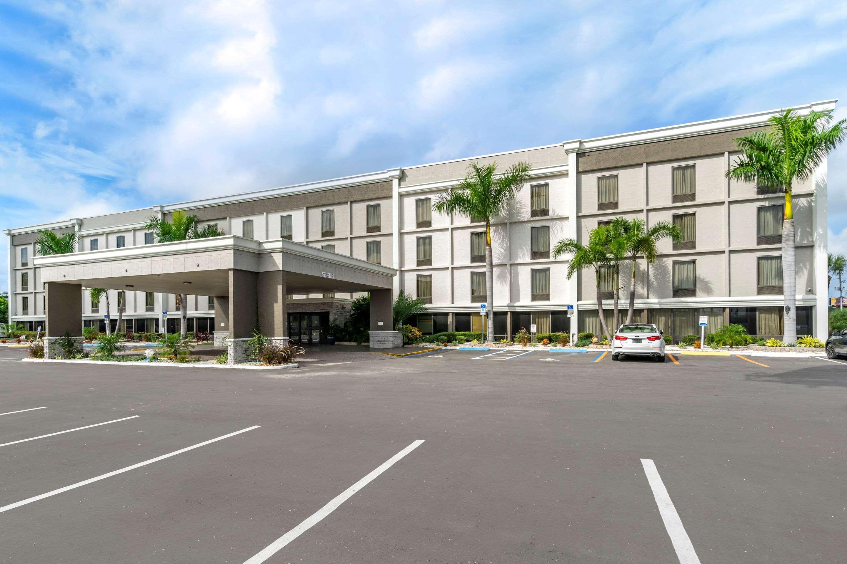 Comfort Inn & Suites St Pete - Clearwater International Airport Екстериор снимка