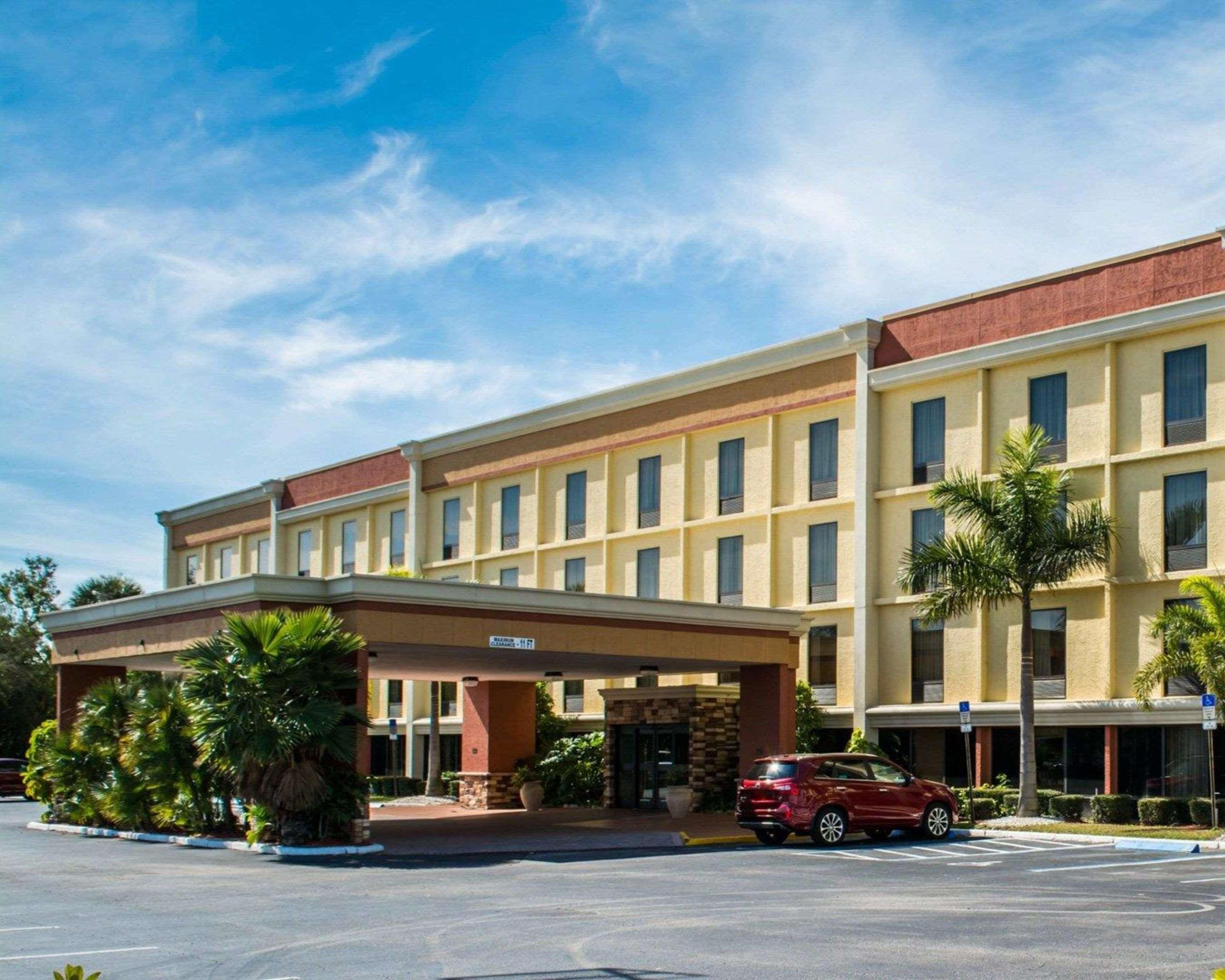 Comfort Inn & Suites St Pete - Clearwater International Airport Екстериор снимка