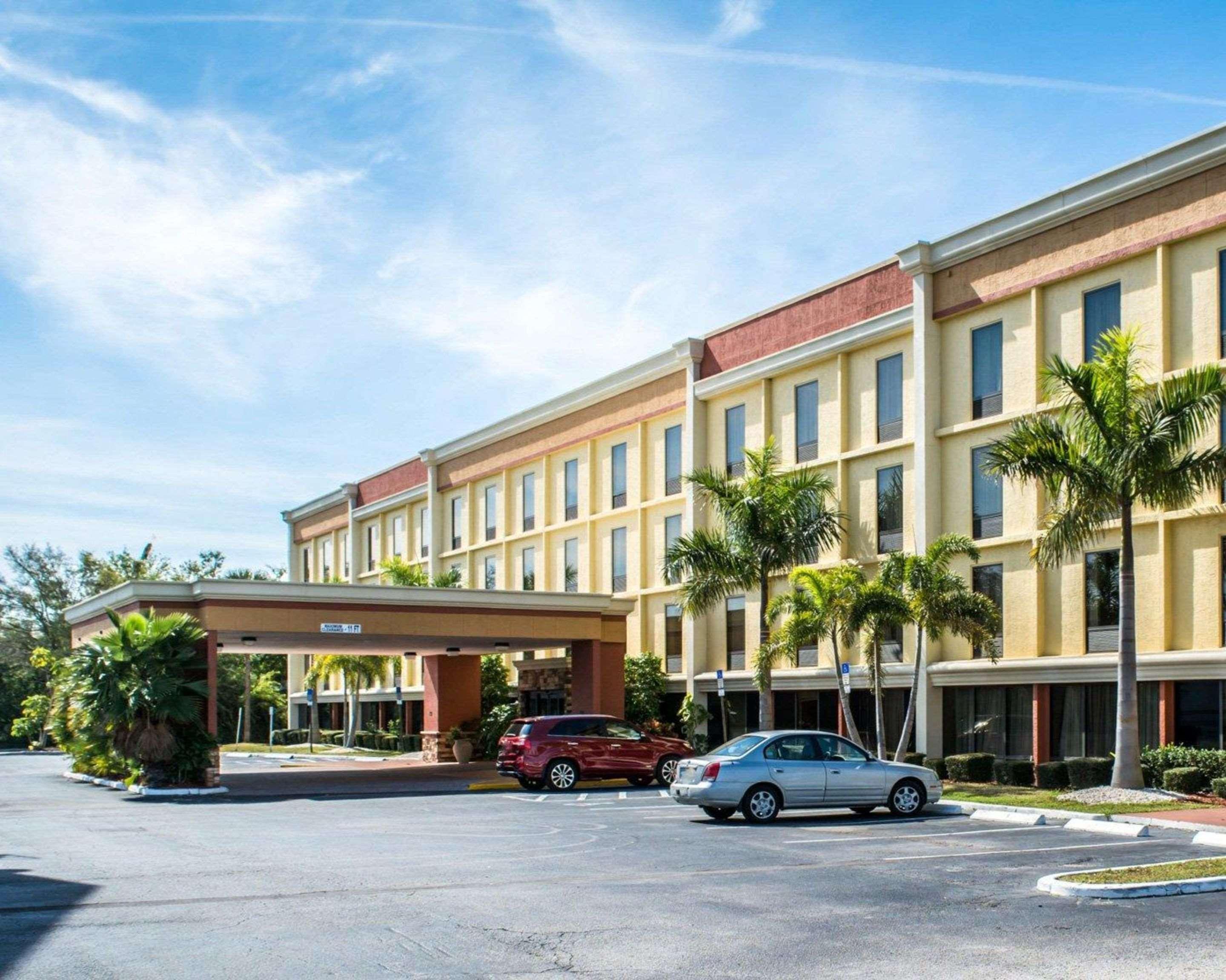 Comfort Inn & Suites St Pete - Clearwater International Airport Екстериор снимка