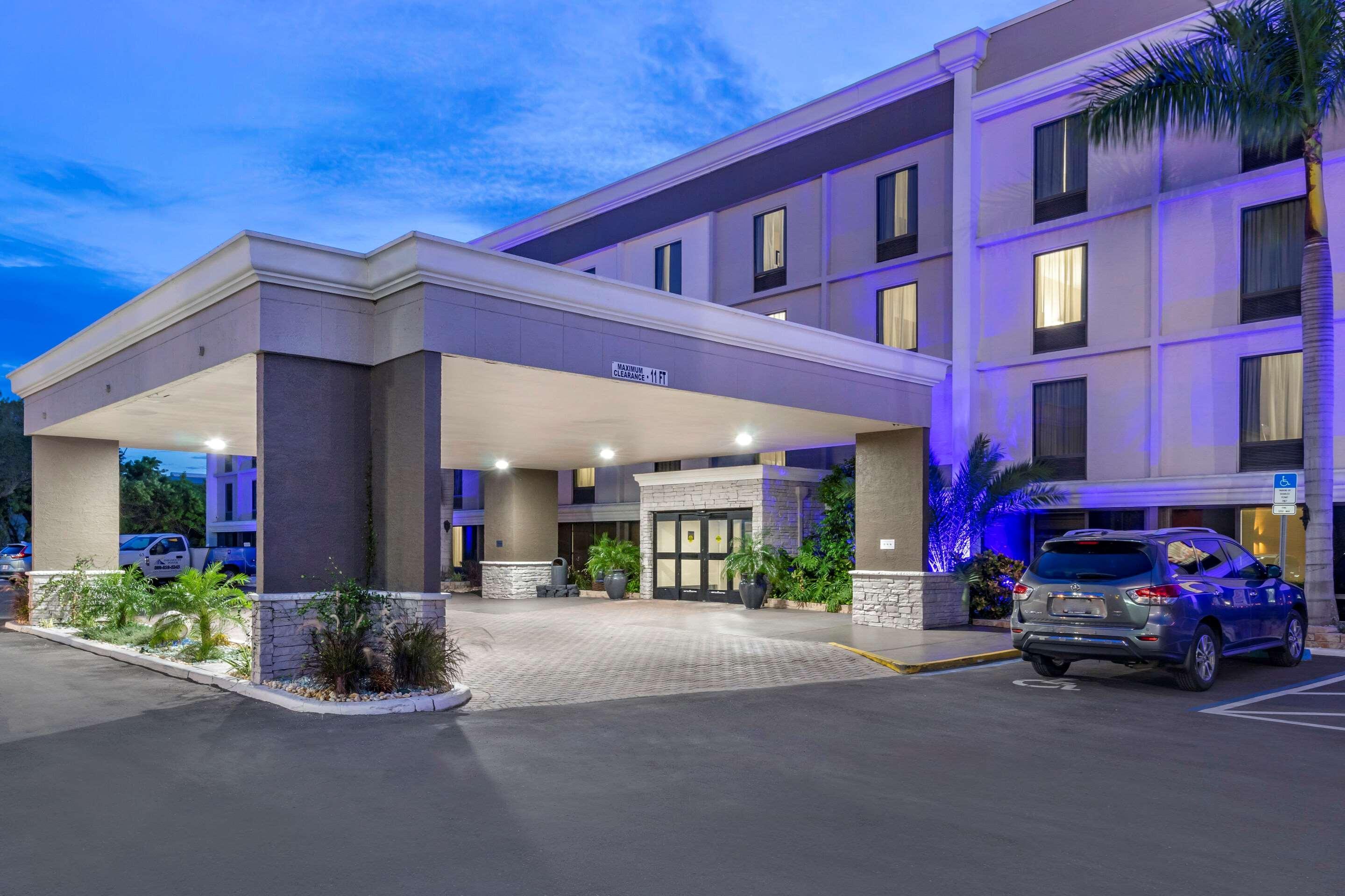 Comfort Inn & Suites St Pete - Clearwater International Airport Екстериор снимка
