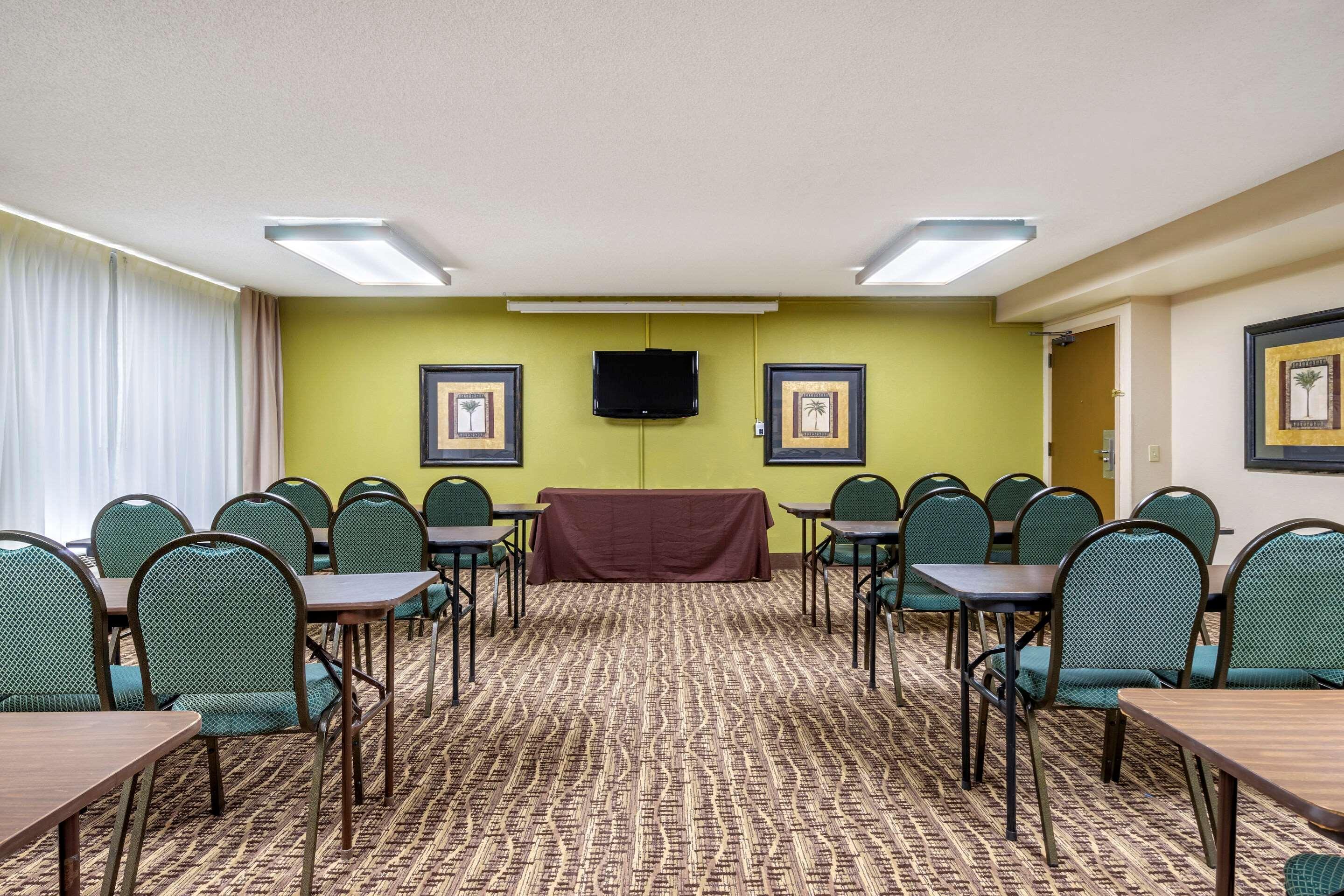 Comfort Inn & Suites St Pete - Clearwater International Airport Екстериор снимка