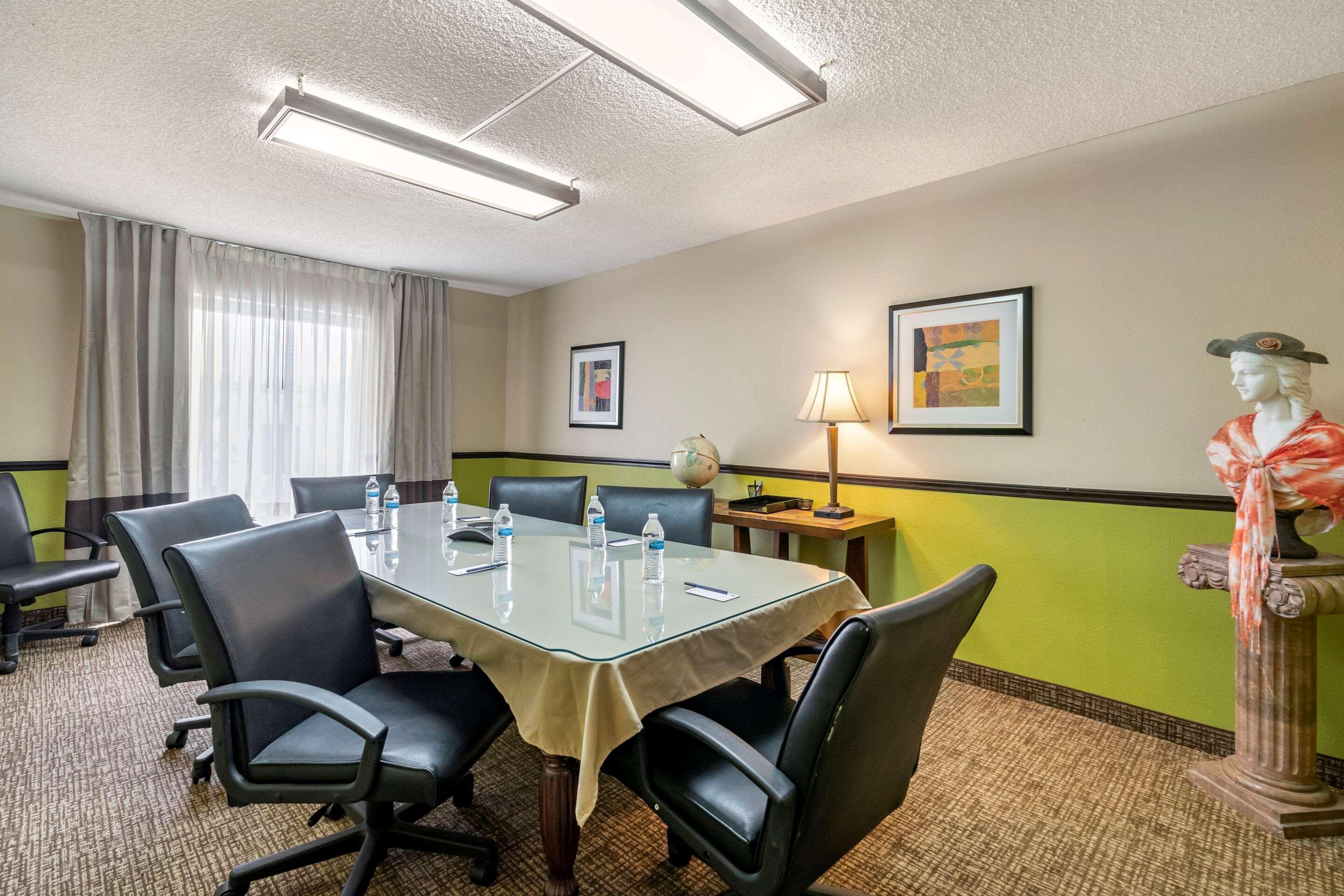 Comfort Inn & Suites St Pete - Clearwater International Airport Екстериор снимка