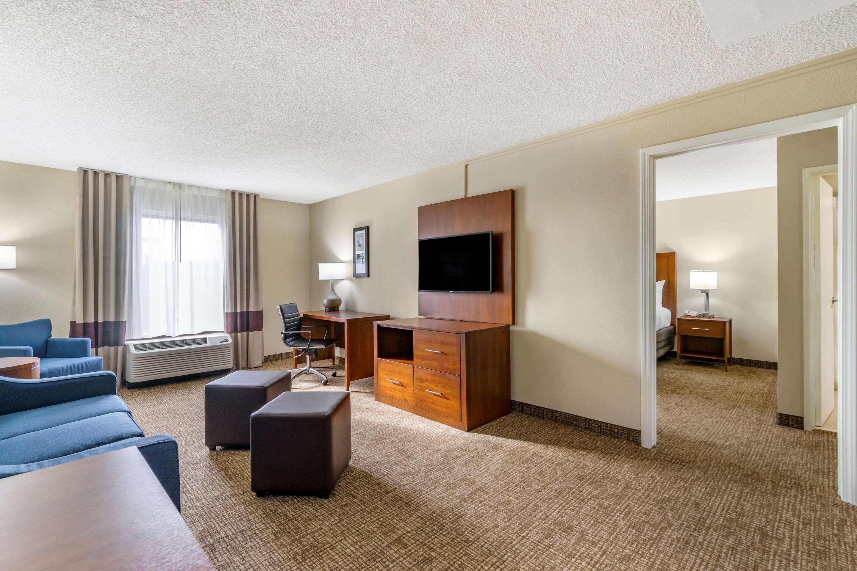 Comfort Inn & Suites St Pete - Clearwater International Airport Екстериор снимка