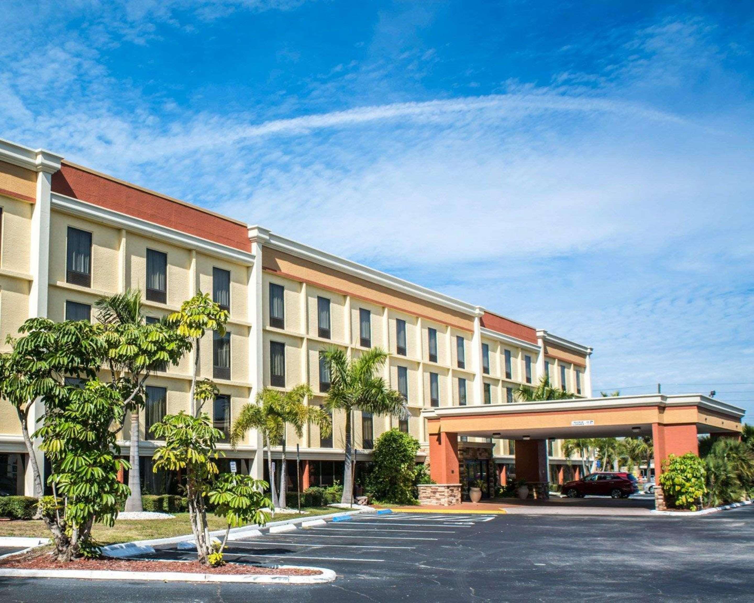 Comfort Inn & Suites St Pete - Clearwater International Airport Екстериор снимка