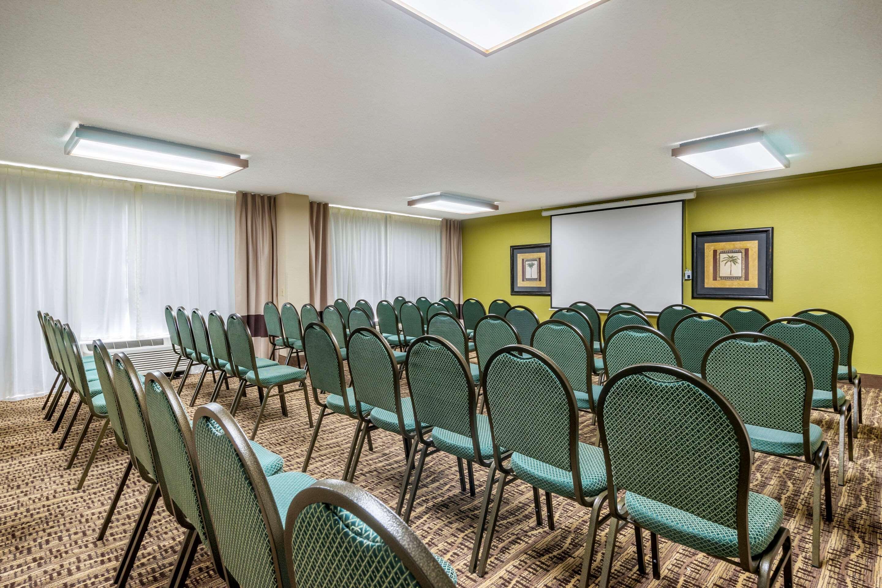 Comfort Inn & Suites St Pete - Clearwater International Airport Екстериор снимка