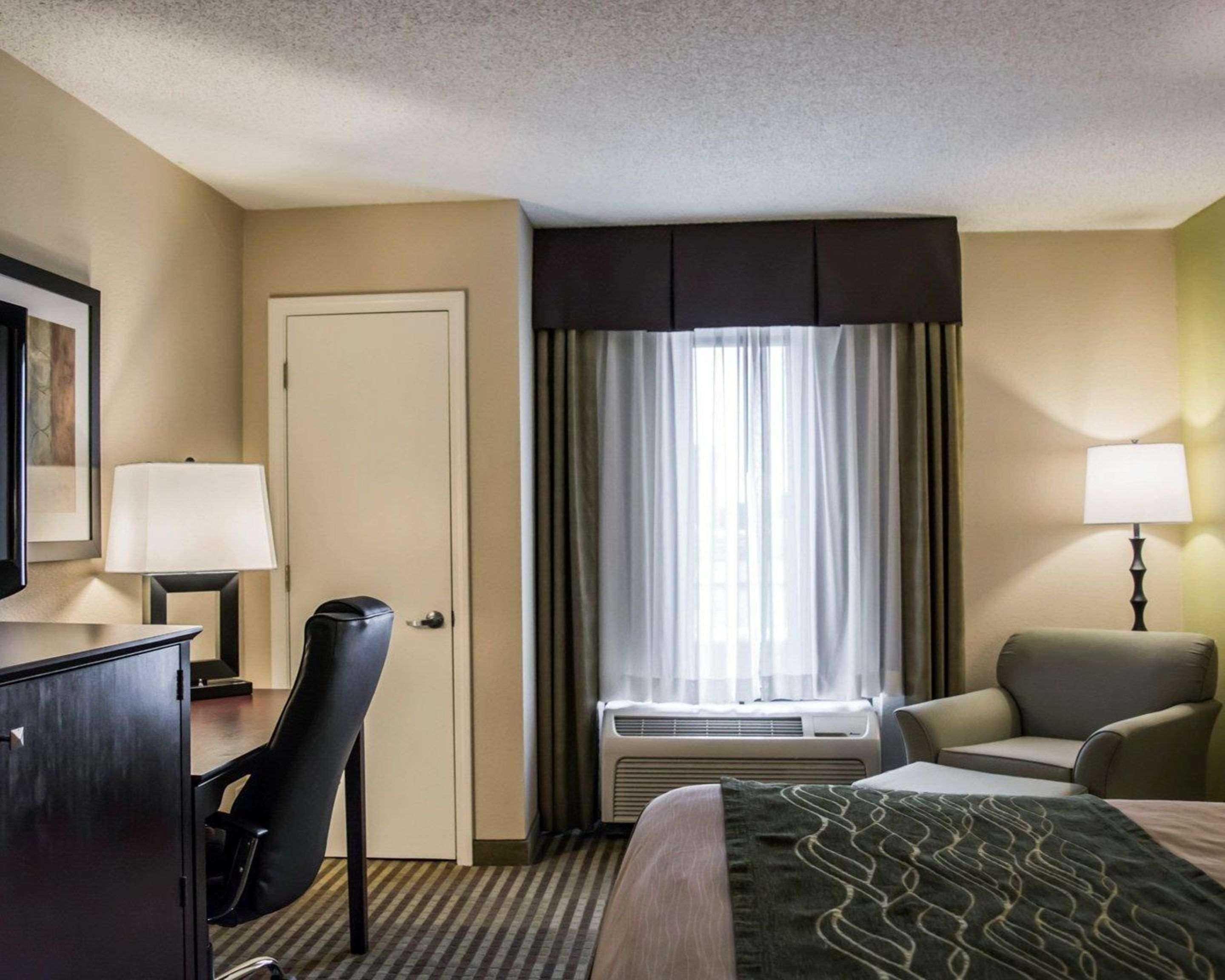 Comfort Inn & Suites St Pete - Clearwater International Airport Екстериор снимка